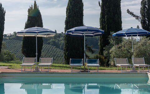 Podere le Lune with Pool, San Gimignano: Blauw, Zwembad, Buitenmeubels, Toevlucht, Schaduw, Ligstoel, Villa, Landscaping, Eco Hotel, Hotel