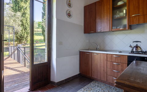 Podere le Lune with Pool, San Gimignano: Hout, Flooring, Beits, Hardwood, Keuken, Countertop, Cabinetry, Keuken En Eettafel, Vernis, Tegel