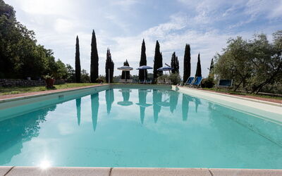 Le Sodole Farmhouse, San Gimignano: Blauw, Zwembad, Toevlucht, Landscaping, Hacienda, Waterpartij, Eco Hotel, Buitenmeubels, Villa