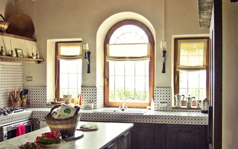 Selvamica: Meubilair, Interieur Ontwerp, Muur, Flooring, Hout, Plafond, Keuken, Verdieping, Huis, Verlichting