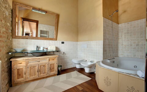 Mattei Villa: Flooring, Interieur Ontwerp, Loodgieterswerkinrichting, Badkamer, Muur, Verdieping, Wastafel In De Badkamer, Wastafel, Kraan, Meubilair