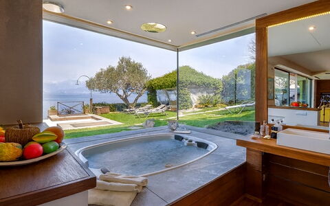 Isa Villa: Meubilair, Interieur Ontwerp, Toevlucht, Loodgieterswerkinrichting, Bad, Stoel, Zwembad, Plafond, Kamerplant