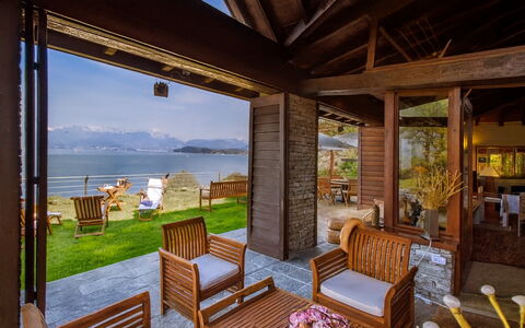 Isa Villa: Hout, Toevlucht, Verblijf, Veranda, Huis, Eco Hotel, Deur, Dek, Hardwood, Schaduw