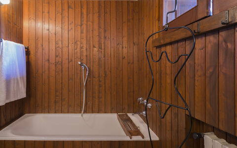 Isa Villa: Hout, Loodgieterswerkinrichting, Flooring, Verdieping, Bruin, Loodgieter, Badkamer, Kraan, Beits, Kamer