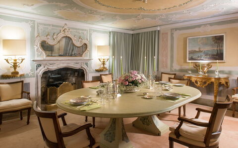 Galero: Meubilair, Interieur Ontwerp, Tafel, Eetkamer, Plafond, Verlichting, Kamer, Flooring, Stoel, Keuken En Eettafel