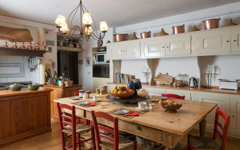 Galero: Meubilair, Keuken, Interieur Ontwerp, Cabinetry, Countertop, Flooring, Hout, Tafel, Keuken En Eettafel, Kamer