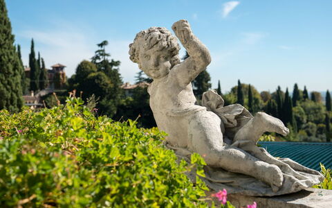 Galero: Standbeeld, Beeldhouwwerk, Struik, Kunst, Landmark, Monument, Tuin, De Lente, Klassieke Beeldhouwkunst, Gazonornament