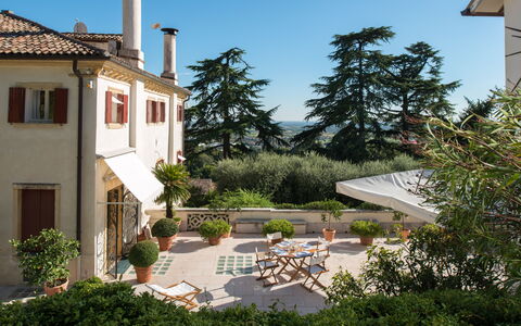 Galero: Huis, Huis, Struik, Woongebied, Tuin, Landgoed, Hacienda, Balkon, Landscaping, Werf