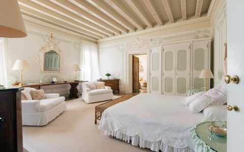 Galero: Meubilair, Interieur Ontwerp, Bed, Slaapkamer, Muur, Bedding, Hout, Plafond, Verdieping, Flooring