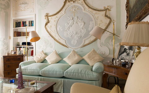 Galero: Meubilair, Interieur Ontwerp, Muur, Bankstel, Hout, Woonkamer, Plafond, Flooring, Kamer, Verlichting