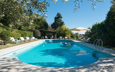 Galero: Zwembad, Blauw, Buitenmeubels, Toevlucht, Ligstoel, Schaduw, Eco Hotel, Thermae, Paraplu, Landscaping