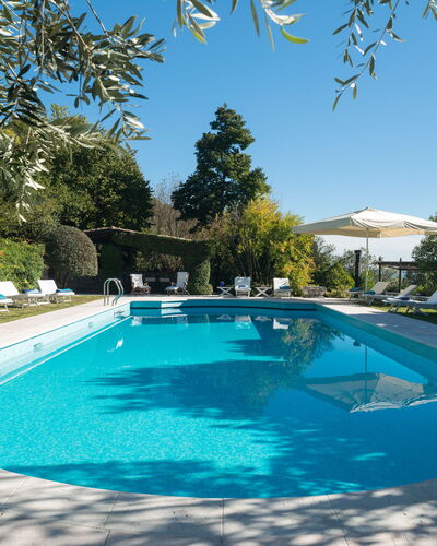 Galero: Zwembad, Blauw, Buitenmeubels, Toevlucht, Ligstoel, Schaduw, Eco Hotel, Thermae, Paraplu, Landscaping