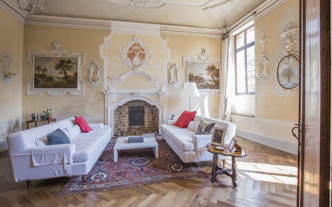 Jasmine Villa: Meubilair, Interieur Ontwerp, Flooring, Muur, Verdieping, Bankstel, Hout, Plafond, Woonkamer, Verlichting