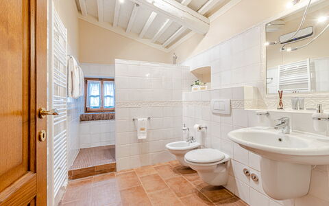 Chateau la Siroque: Flooring, Loodgieterswerkinrichting, Interieur Ontwerp, Badkamer, Verdieping, Plafond, Wastafel In De Badkamer, Kraan, Loodgieter, Wastafel