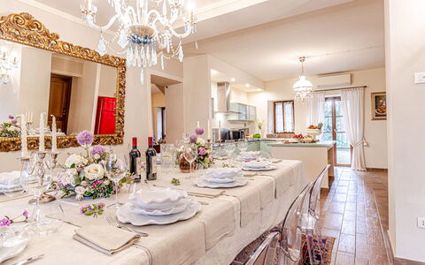 Chateau la Siroque: Meubilair, Interieur Ontwerp, Tafel, Plafond, Eetkamer, Stoel, Textiel, Flooring, Kamer, Keuken En Eettafel