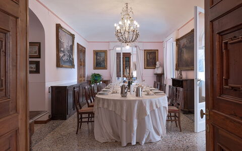 Camilla Villa: Meubilair, Interieur Ontwerp, Tafel, Flooring, Hout, Stoel, Verdieping, Eetkamer, Plafond, Verlichting