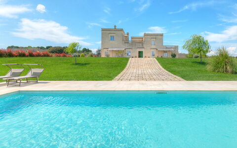 Masseria Ficalindia: Blauw, Zwembad, Landgoed, Gazon, Tuin, Landscaping, Villa, Werf, Herenhuis, Boerderij