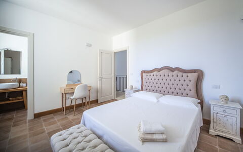 Masseria Ficalindia: Interieur Ontwerp, Slaapkamer, Verdieping, Meubilair, Bed, Flooring, Kamer, Bedding, Laken, Appartement