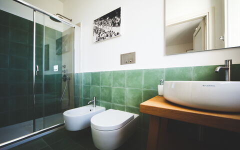 Masseria Ficalindia: Flooring, Verdieping, Loodgieterswerkinrichting, Interieur Ontwerp, Badkamer, Tegel, Loodgieter, Kraan, Plafond, Wastafel In De Badkamer