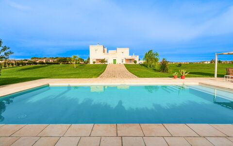 Masseria Ficalindia: Blauw, Zwembad, Tuin, Gazon, Landscaping, Villa
