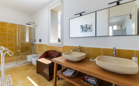 Masseria Ficalindia: Interieur Ontwerp, Flooring, Verdieping, Loodgieterswerkinrichting, Muur, Badkamer, Wastafel In De Badkamer, Hout, Wastafel, Kraan