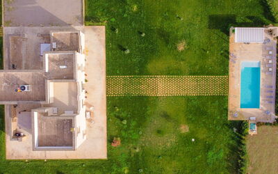 Masseria Ficalindia: Zwembad, Land Lot, Tuin, Gazon, Landgoed, Landscaping, Kunstgras, Toevlucht, Backyard, Ontwerp