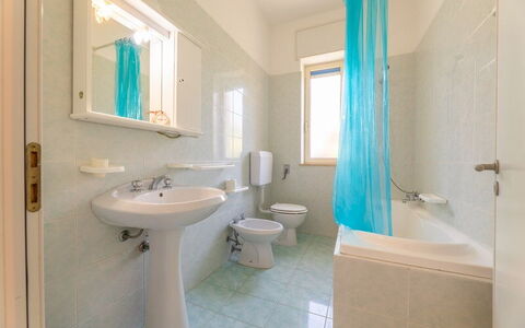Villetta Bluette, Marina di Mancaversa: Flooring, Verdieping, Interieur Ontwerp, Loodgieterswerkinrichting, Plafond, Badkamer, Kamer, Loodgieter, Appartement, Wastafel In De Badkamer