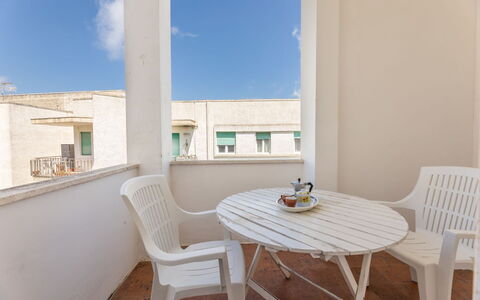 Appartamento Smeraldo, Gallipoli: Appartement, Meubilair, Verdieping, Balkon, Stoel, Buitenmeubels, Koffietafel, Hotel, Daylighting