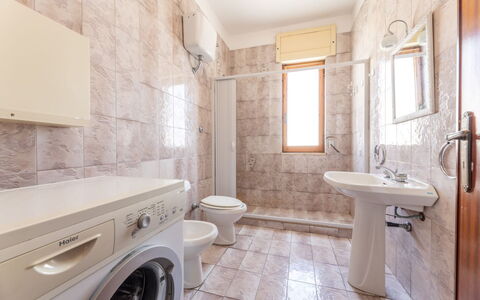 Appartamento Smeraldo, Gallipoli: Flooring, Verdieping, Interieur Ontwerp, Plafond, Loodgieterswerkinrichting, Toilet, Kamer, Appartement, Wastafel, Badkamer