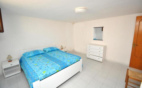 Appartamento Calanca, Marina di Mancaversa: Meubilair, Bed, Slaapkamer, Verdieping, Flooring, Interieur Ontwerp, Hout, Laken, Bedding, Kamer