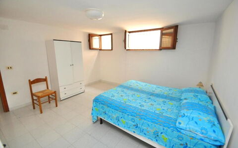 Appartamento Calanca, Marina di Mancaversa: Bed, Slaapkamer, Verdieping, Laken, Meubilair, Bedding, Hout, Interieur Ontwerp, Flooring, Kamer