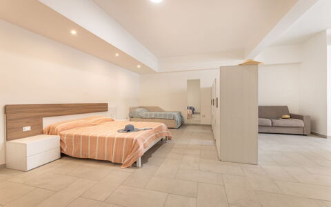 Appartamento Monomare, Gallipoli: Flooring, Verdieping, Interieur Ontwerp, Hout, Plafond, Meubilair, Kamer, Slaapkamer, Bed, Appartement