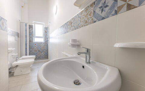 Appartamento Monomare, Gallipoli: Flooring, Verdieping, Interieur Ontwerp, Tegel, Loodgieterswerkinrichting, Plafond, Badkamer, Kamer, Wastafel