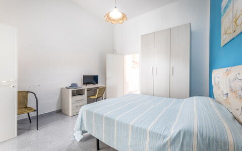 Casa Marinella, Marina di Mancaversa: Meubilair, Muur, Interieur Ontwerp, Slaapkamer, Bed, Laken, Verdieping, Flooring, Bedding, Plafond