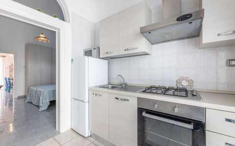 Casa Marinella, Marina di Mancaversa: Flooring, Major Appliance, Keuken, Verdieping, Toestel Van De Keuken, Interieur Ontwerp, Countertop, Cabinetry, Meubilair, Appartement