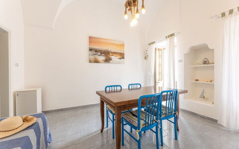 Casa Marinella, Marina di Mancaversa: Meubilair, Flooring, Verdieping, Interieur Ontwerp, Plafond, Tafel, Stoel, Kamer, Keuken En Eettafel