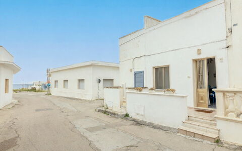 Casa Marinella, Marina di Mancaversa: Muur, Architectuur, Woongebied, Huis, Menselijke Nederzetting, Samengesteld Materiaal, Beton, Elektrische Voeding, Voorstad, Gips