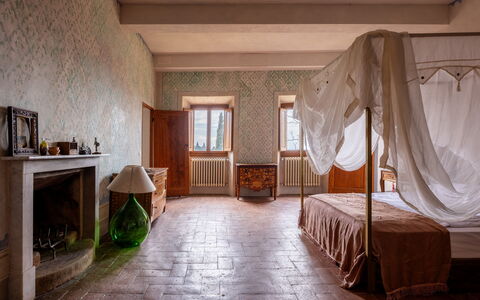 Villa Il Casalino, Florentine Hills with Pool: Flooring, Hout, Meubilair, Verdieping, Interieur Ontwerp, Plafond, Slaapkamer, Verlichting, Kamer, Bed