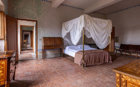 Villa Il Casalino, Florentine Hills with Pool: Flooring, Verdieping, Interieur Ontwerp, Meubilair, Plafond, Verlichting, Kamer, Slaapkamer, Bed, Bed Frame
