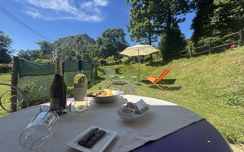 La Montagna al Mare, Relax sul Beigua: Tuin, Gazon, Buitentafel, Buitenmeubels, Landscaping, Werf, Backyard, Park, Eco Hotel, Schaduw