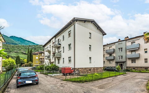 Livia: Gebouw, Woongebied, Buurt, Huis, Huis, Menselijke Nederzetting, Appartement, Voorstad, Balkon, Oprit