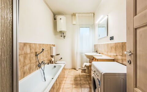 Livia: Flooring, Loodgieterswerkinrichting, Badkamer, Verdieping, Interieur Ontwerp, Loodgieter, Plafond, Kraan, Kamer, Toilet