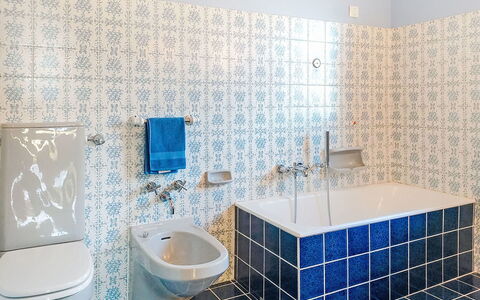 Le Radici: Badkamer, Blauw, Flooring, Loodgieterswerkinrichting, Verdieping, Interieur Ontwerp, Toilet, Wc Bril, Tegel, Kraan