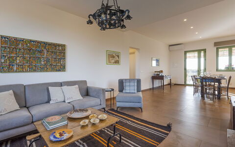 Mami: Meubilair, Flooring, Interieur Ontwerp, Verdieping, Hout, Bankstel, Plafond, Kamer, Tafel, Woonkamer