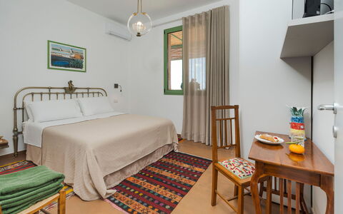 Mami: Muur, Interieur Ontwerp, Meubilair, Slaapkamer, Appartement, Bed, Verdieping, Kamer, Laken, Bed Frame