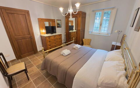 Villa Montepulciano Vineyard: Meubilair, Interieur Ontwerp, Verdieping, Flooring, Bed, Hout, Slaapkamer, Plafond, Kamer, Verlichting