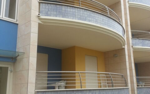 Residence Villarosa Pool and Beach: Appartement, Balkon, Glas, Schaduw, Leuning, Daylighting, Home Deur