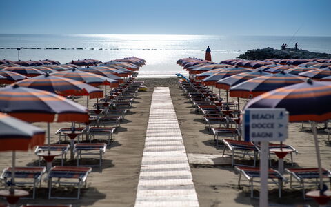 Residence Villarosa Pool and Beach: Strand, Zee, Schaduw, Kust, Paraplu, Oceaan, Buitenmeubels, Kust, Zand, Ligstoel