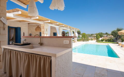Trulli Valle D'Itria - Martina Franca: Meubilair, Zwembad, Toevlucht, Schaduw, Stoel, Outdoor Structuur, Buitenmeubels, Tegel, Ontwerp, Villa