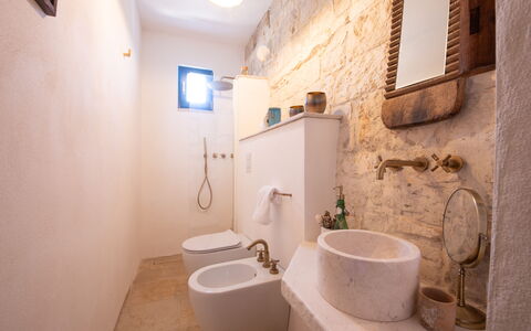 Trulli Valle D'Itria - Martina Franca: Muur, Flooring, Loodgieterswerkinrichting, Verdieping, Badkamer, Interieur Ontwerp, Loodgieter, Wastafel In De Badkamer, Wc Bril, Wastafel